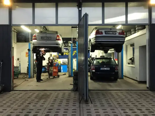 Hala warsztatu z podnośnikami